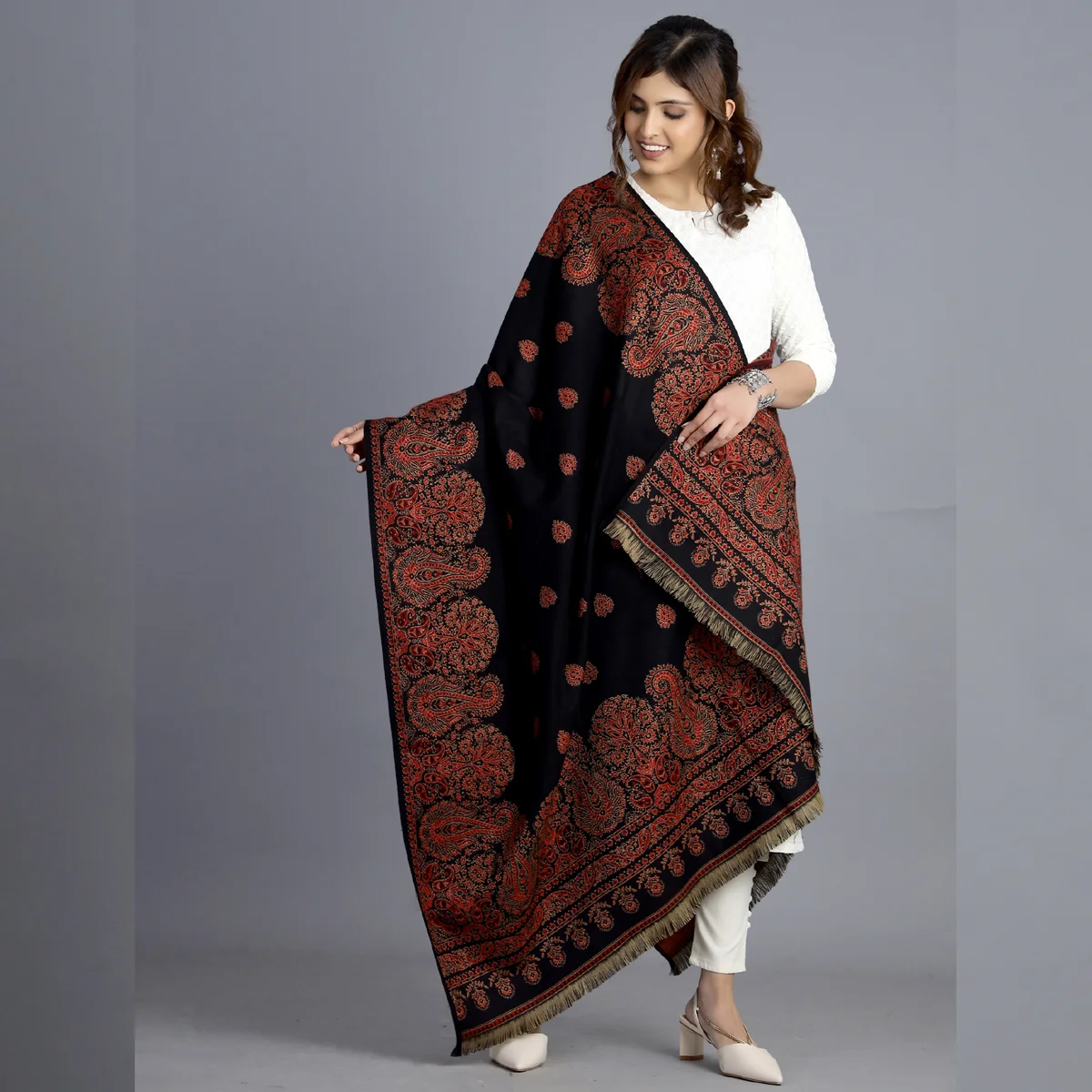 After shawls, Kullu's woollen sarees steal the limelight - Hindustan Times